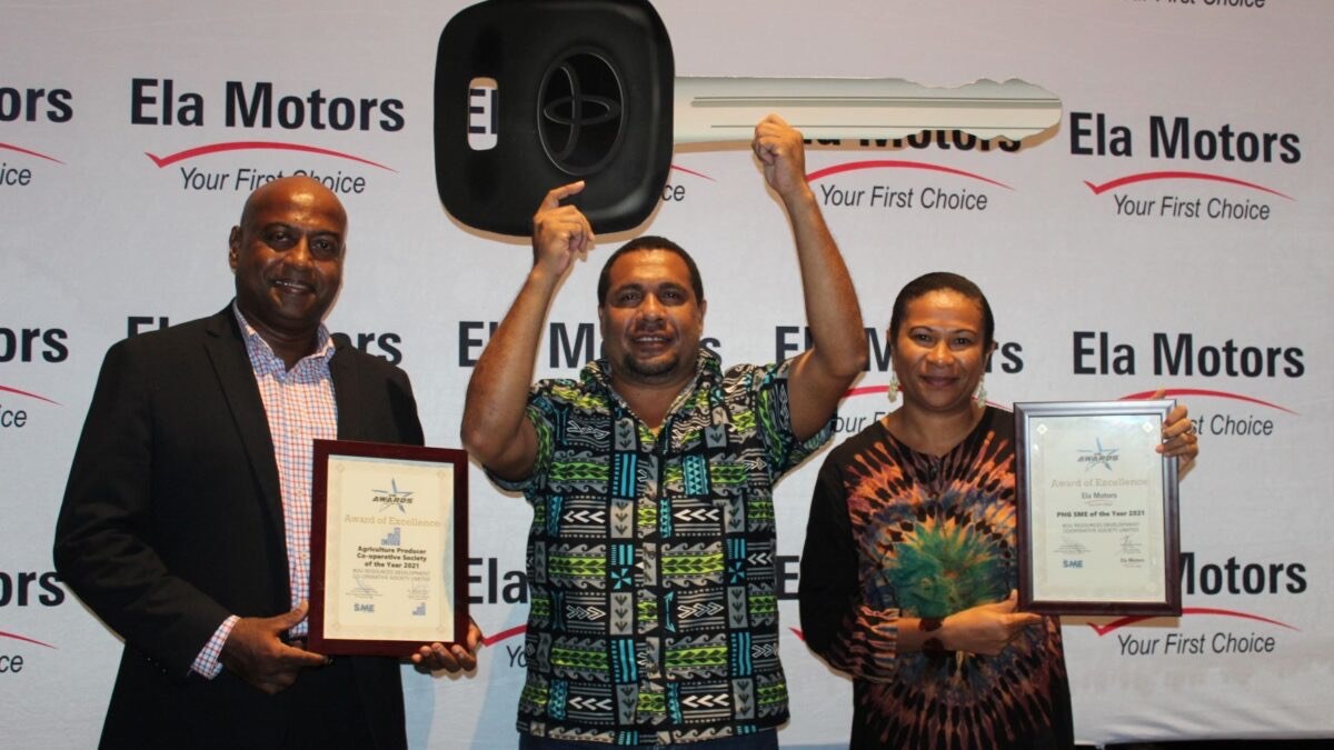 Edward Joseph, Noah Taugaloidi and VilLink’s Maleta Tokwakwasi at the 2021 PNG SME Awards.