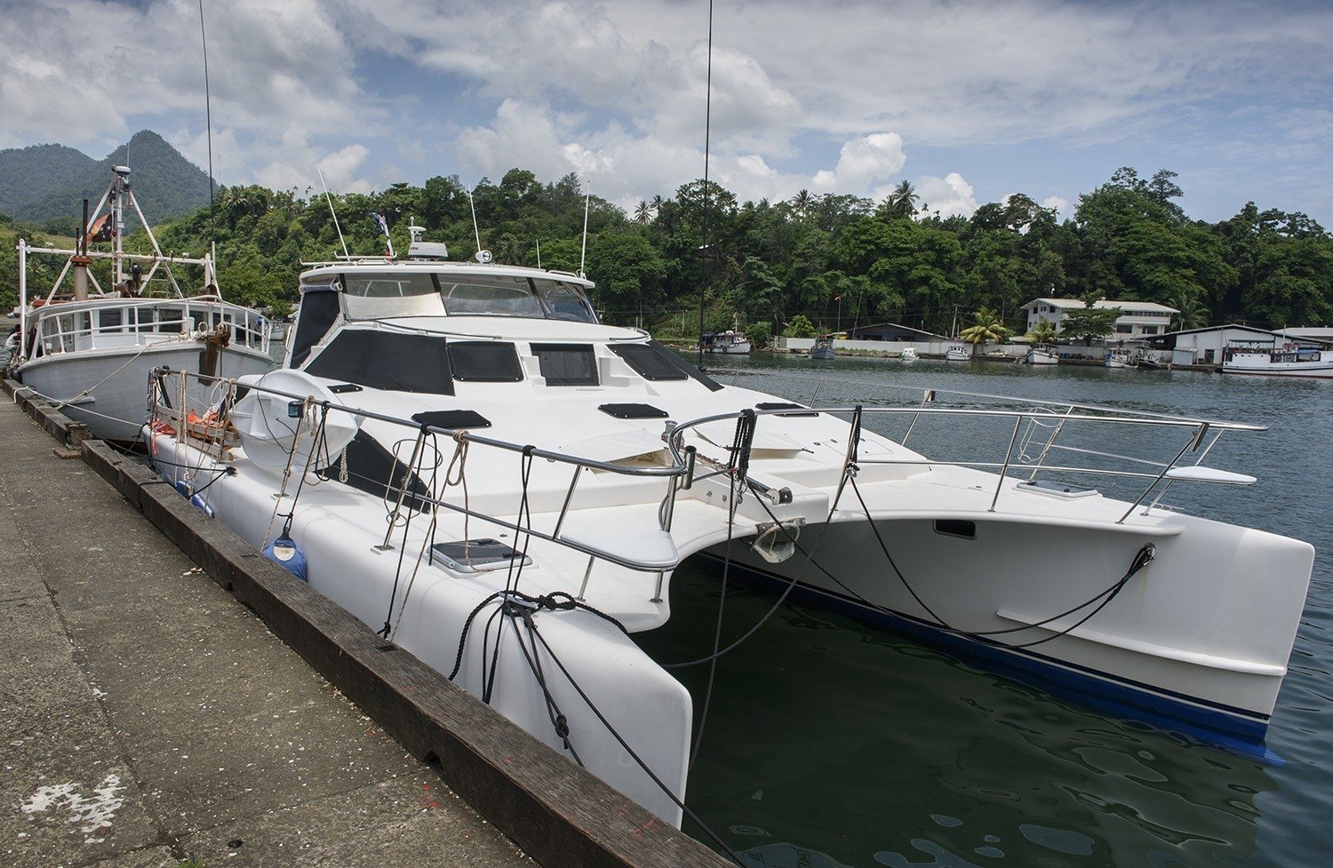 A cruising yacht alongside the old Alotau wharf, photographed by Robin Jeffries.